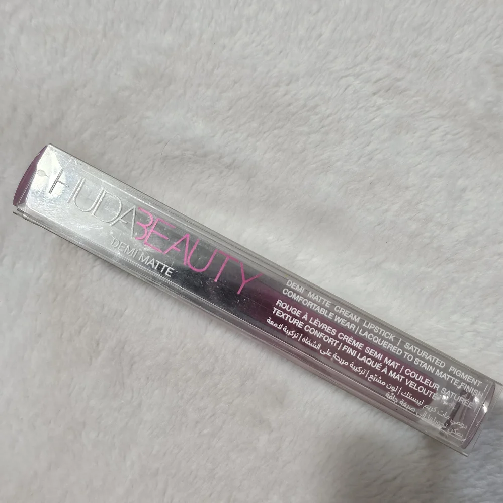 Huda Beauty: Demi Matte Lipstick -BNIB!